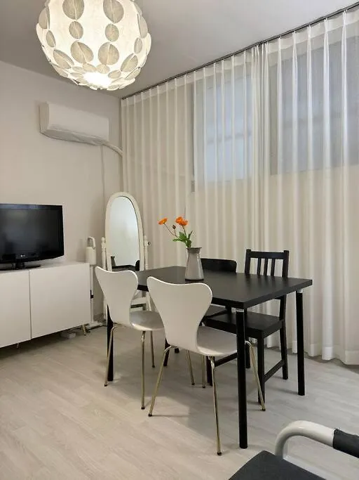 Hugstay, Shindaebang Seoul